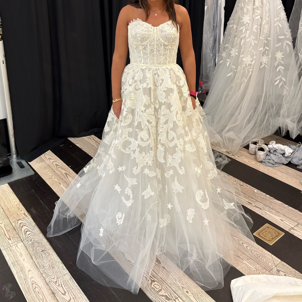 BRAND NEW Oscar De La Renta Wedding Dress AND Veil